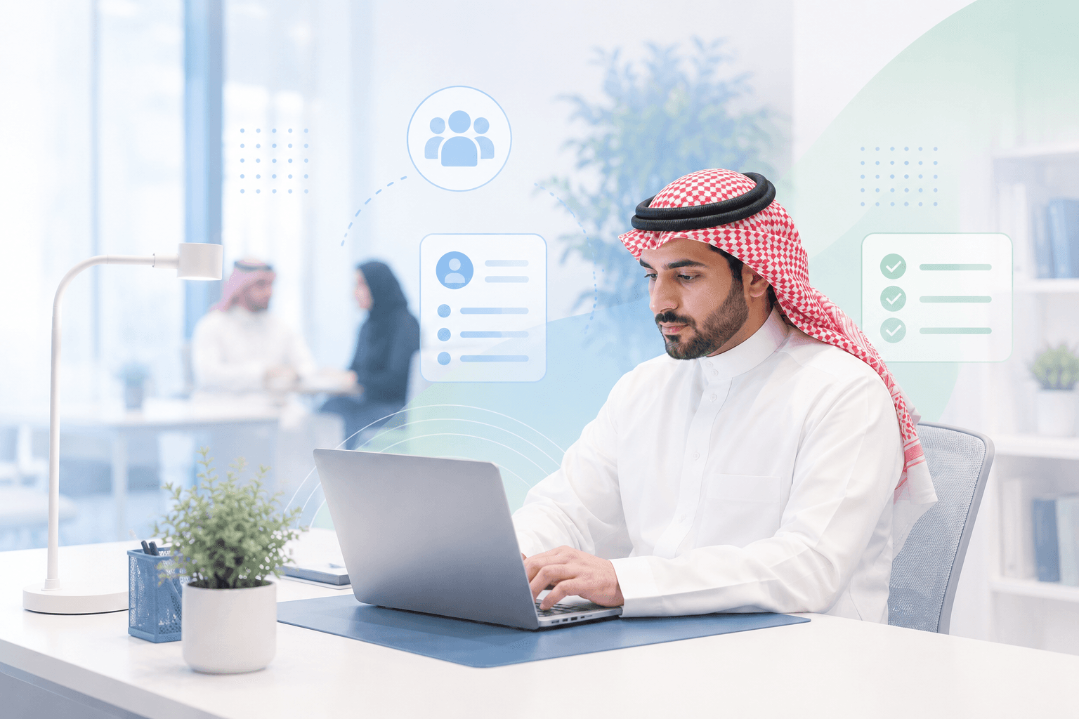 موظف سعودي يعمل على منصة جديرون في بيئة عمل حديثة