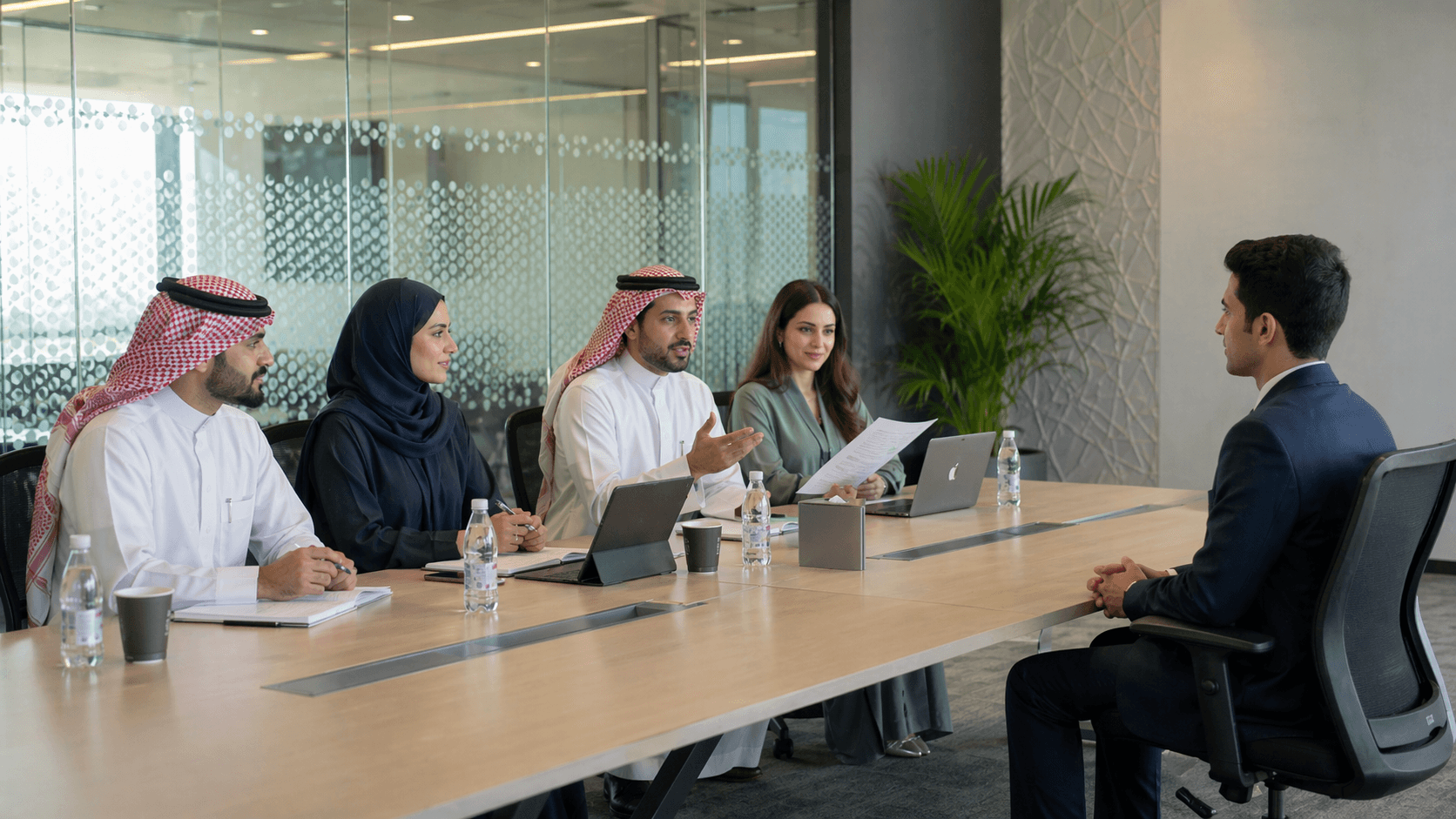 لجنة مقابلات توظيف في بيئة عمل سعودية